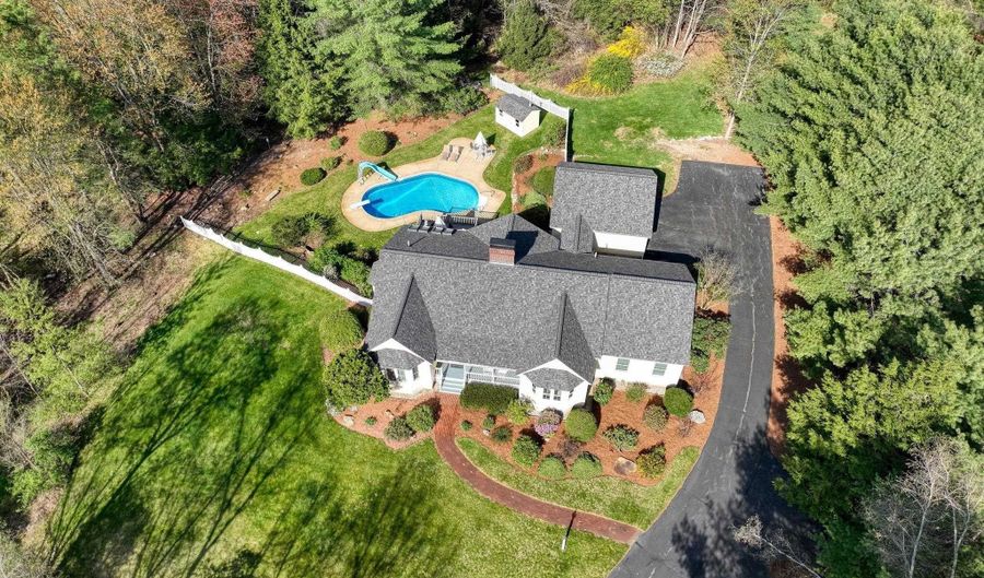 72 McAllister Rd, Bedford, NH 03110 - 3 Beds, 3 Bath