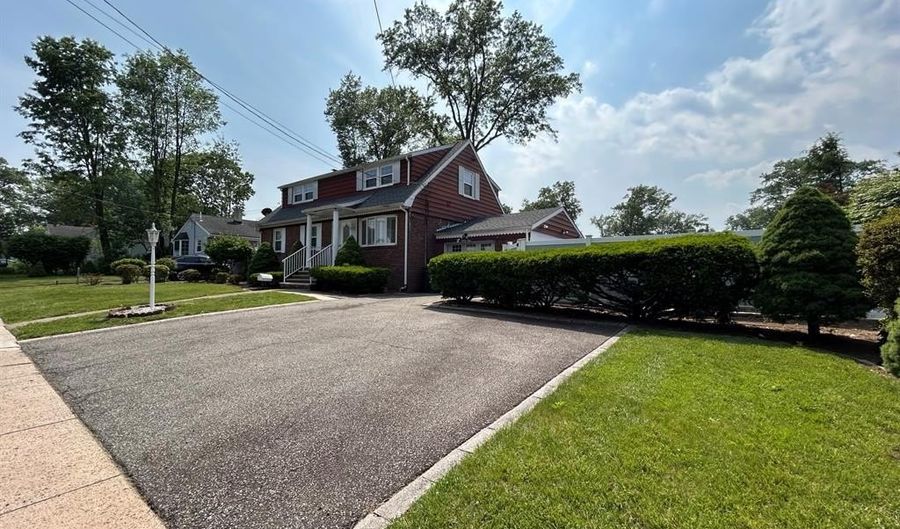 84 N Vivyen St, Bergenfield, NJ 07621 - 3 Beds, 2 Bath