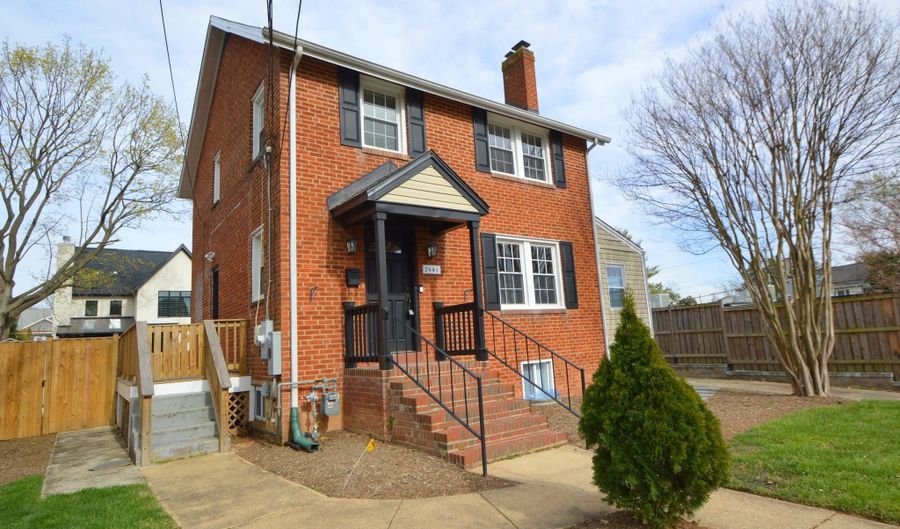2441 N MCKINLEY St, Arlington, VA 22207 - 3 Beds, 3 Bath