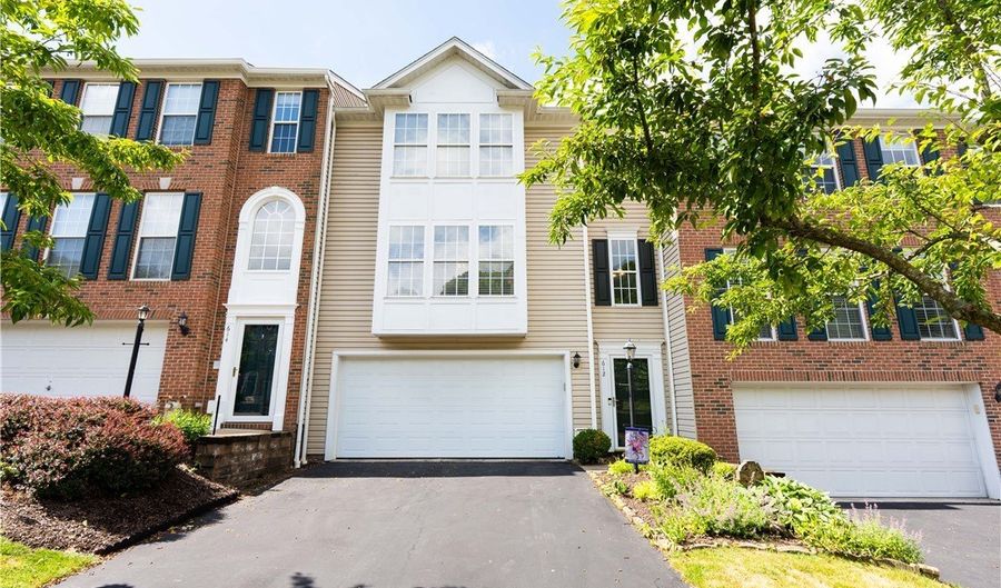 612 Village Green E Blvd, Adams Twp., PA 16046 - 3 Beds, 3 Bath