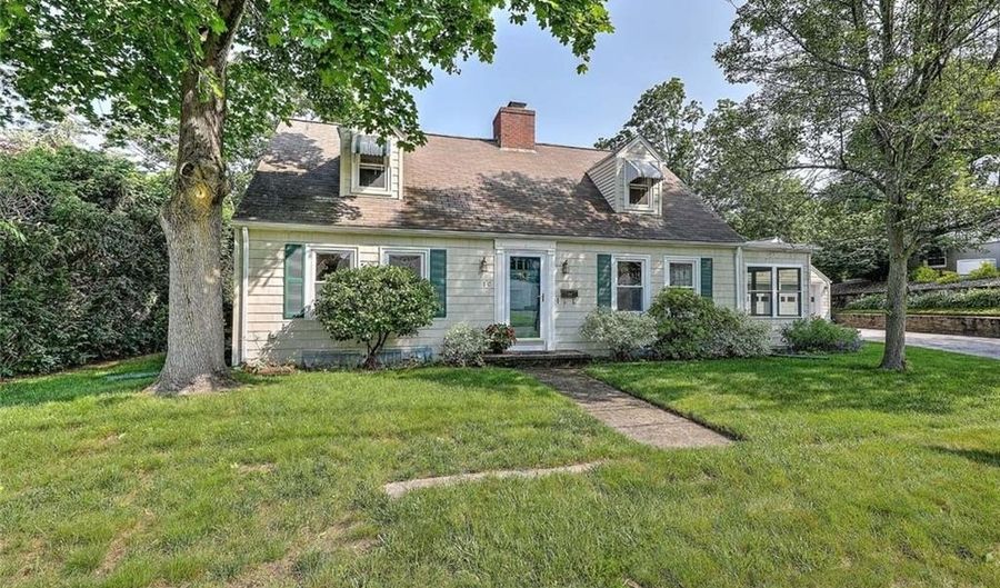 10 Roosevelt Ave, Lincoln, RI 02865 - 4 Beds, 2 Bath
