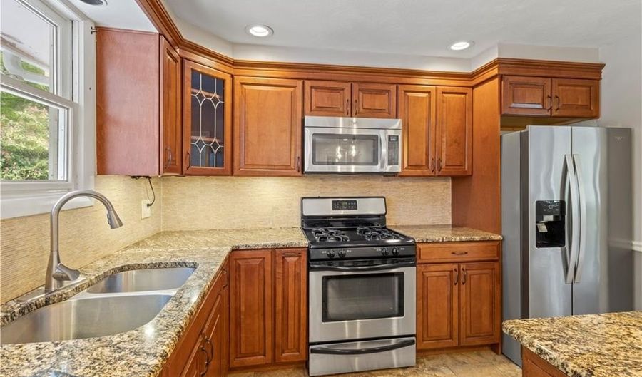 19 Bruce Dr, North Smithfield, RI 02896 - 3 Beds, 3 Bath