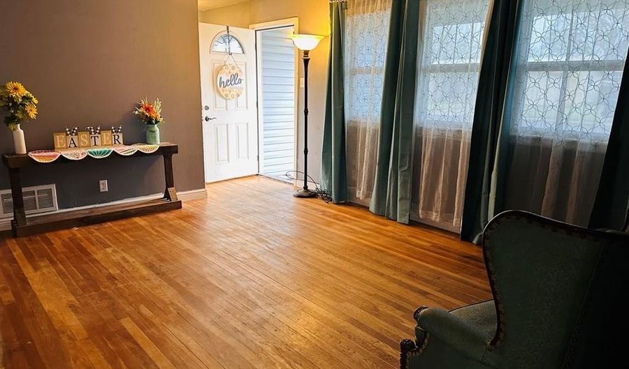 301 SW 11th St, Andrews, TX 79714 - 4 Beds, 2 Bath