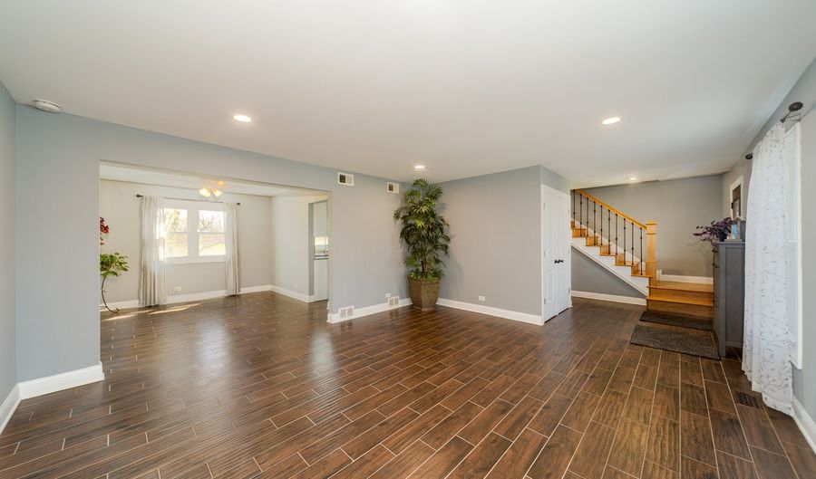1201 N Scarlet Ct, Addison, IL 60101 - 4 Beds, 3 Bath