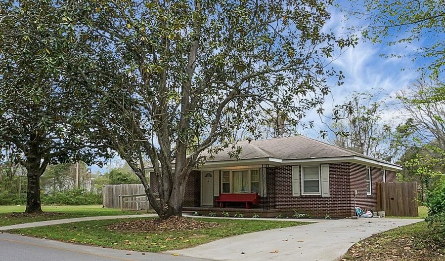 116 Magnolia St, Bonneau, SC 29431 - 3 Beds, 1 Bath