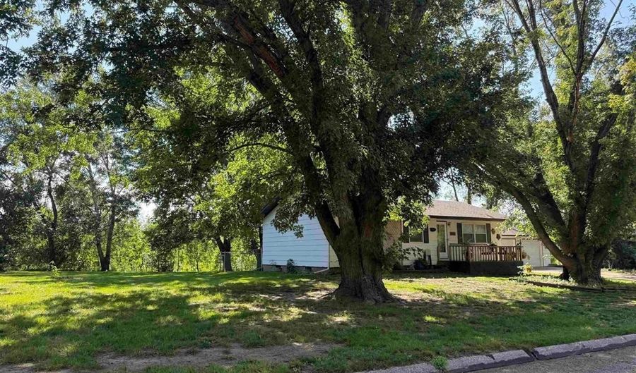 2040 Clover Dr, Akron, IA 51001 - 3 Beds, 1 Bath