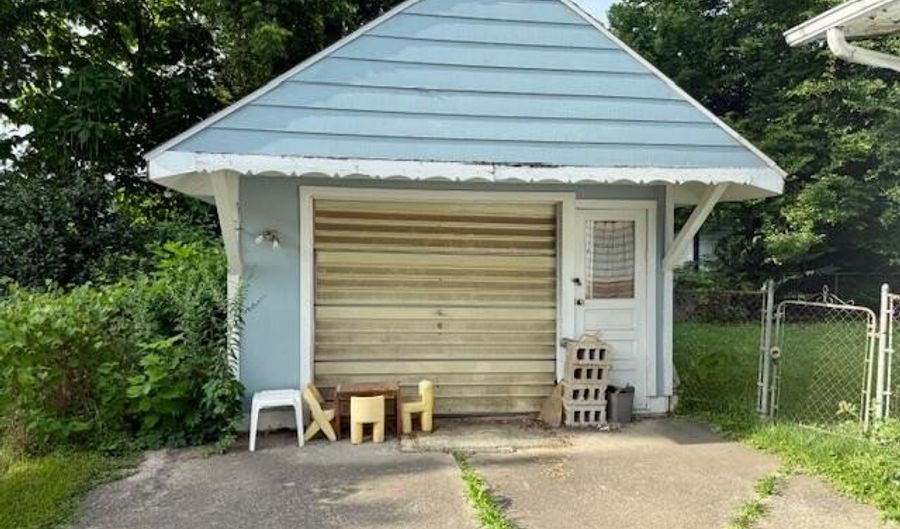 1108 Frank St, Adrian, MI 49221 - 4 Beds, 1 Bath