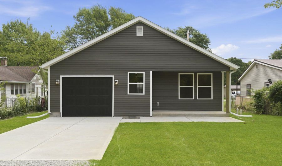 915 S Hudson Ave, Aurora, MO 65605 - 3 Beds, 2 Bath