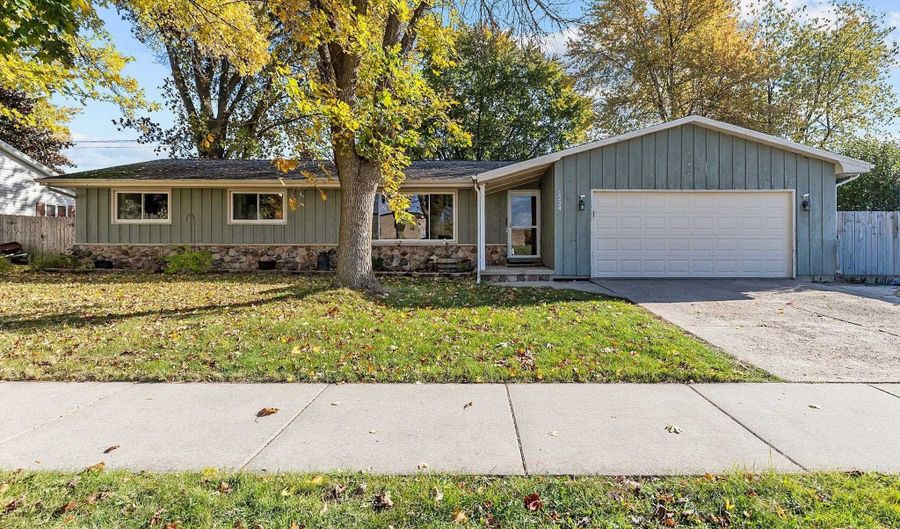 1224 S MATTHIAS St, Appleton, WI 54915 - 3 Beds, 2 Bath