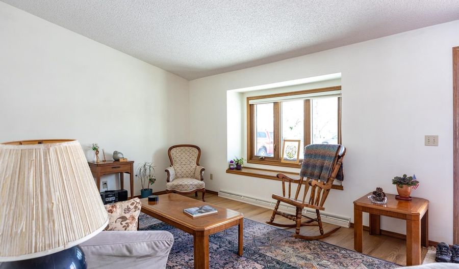 3200 S HUCKLEBERRY Ln, Appleton, WI 54915 - 4 Beds, 2 Bath