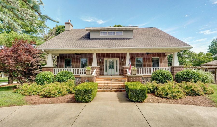 401 E Glendale St, Aurora, MO 65605 - 3 Beds, 4 Bath