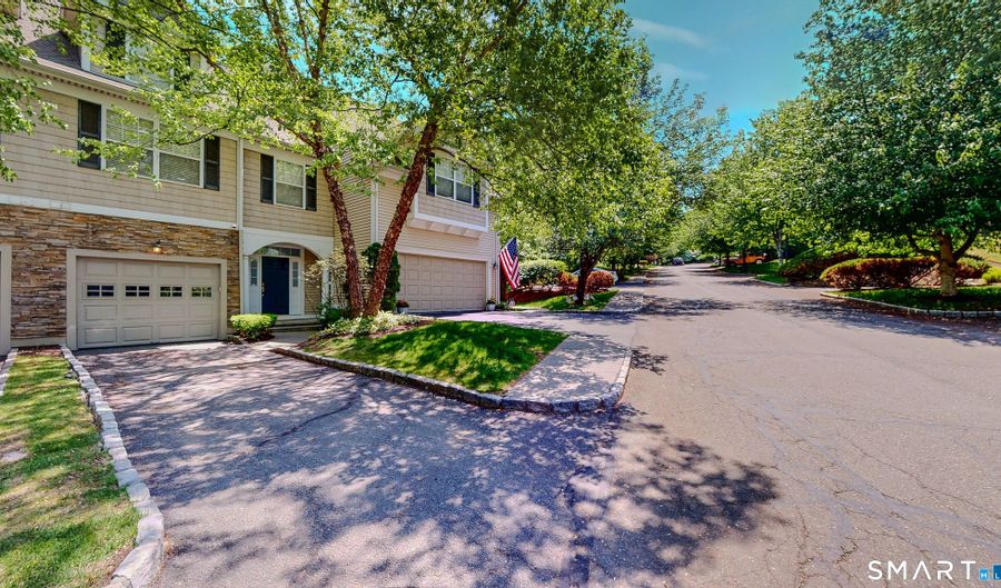 14 Woodcrest Ln 14, Danbury, CT 06810 - 3 Beds, 4 Bath