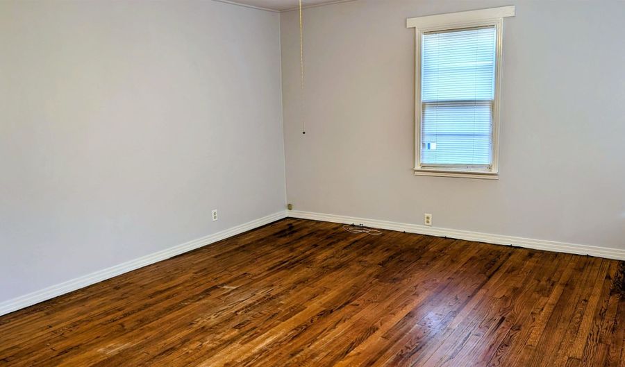 32 E Main St, Ash Flat, AR 72513 - 2 Beds, 2 Bath
