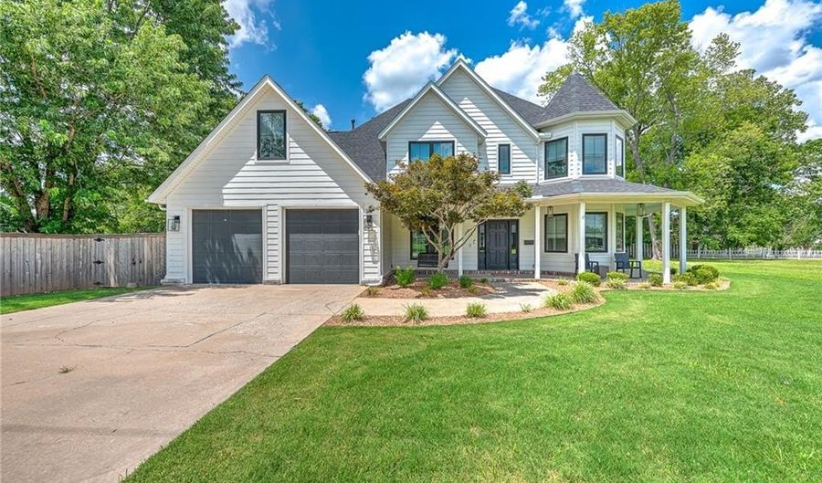 103 NE 7th St, Bentonville, AR 72712 - 5 Beds, 4 Bath