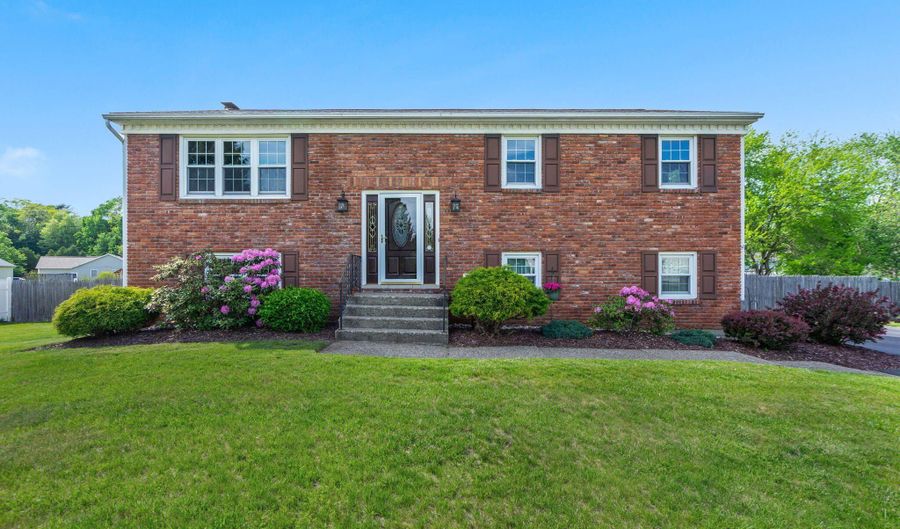 19 Midway Dr, Albany, NY 12205 - 3 Beds, 2 Bath