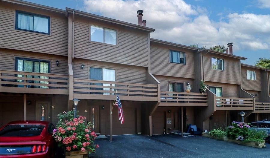 157 Shelter Rock Rd 37, Danbury, CT 06810 - 2 Beds, 2 Bath