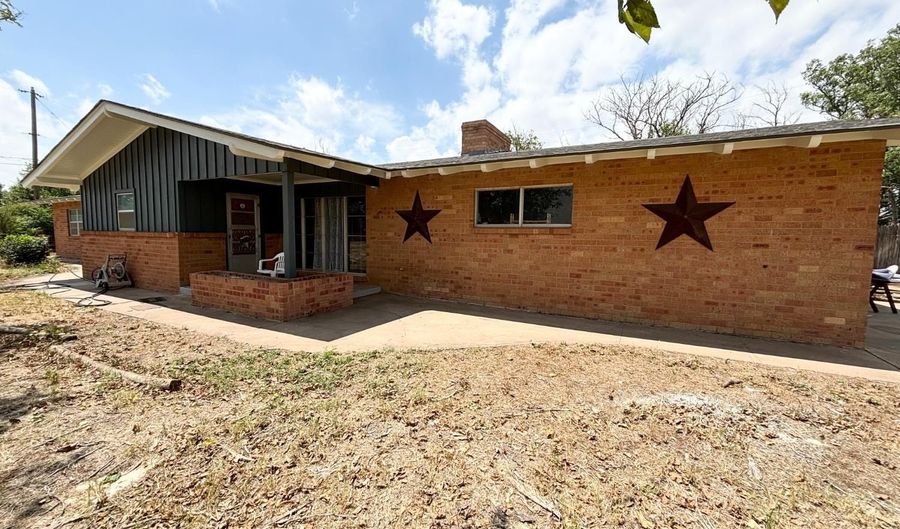 1715 Service Rd, Abernathy, TX 79311 - 4 Beds, 3 Bath