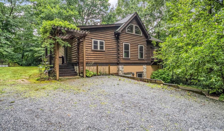 160 Sweetwater Ridge Rd, Balsam Grove, NC 28708 - 3 Beds, 4 Bath