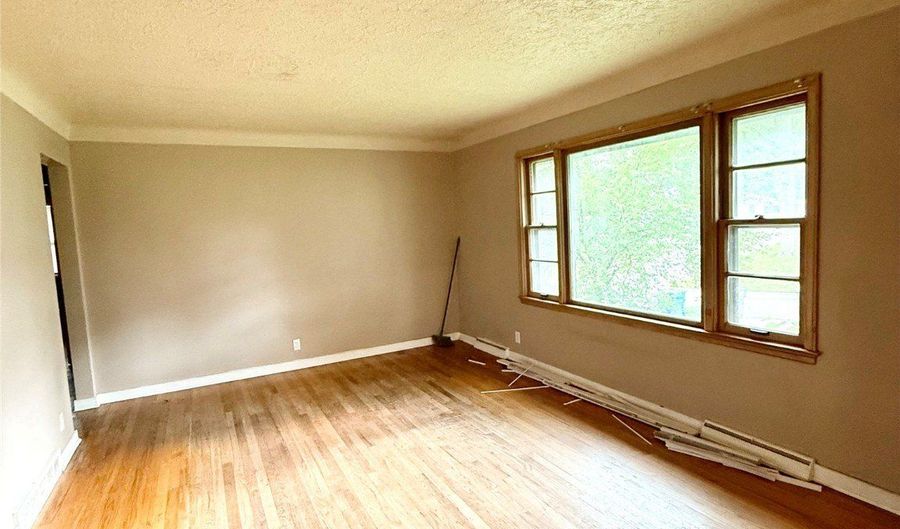 3501 SW 7th St, Des Moines, IA 50315 - 3 Beds, 1 Bath