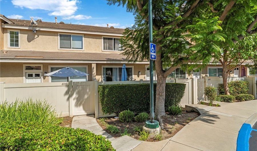 839 S Yellowstone Way, Anaheim, CA 92808 - 2 Beds, 3 Bath