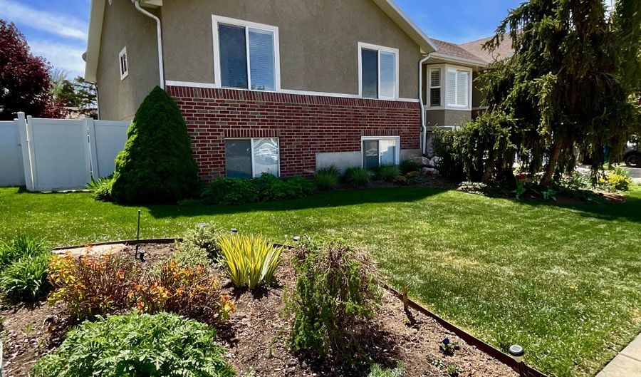 147 W 925 N, Centerville, UT 84014 - 5 Beds, 2 Bath