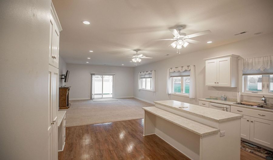 2410 Eastland Dr, Algona, IA 50511 - 2 Beds, 2 Bath