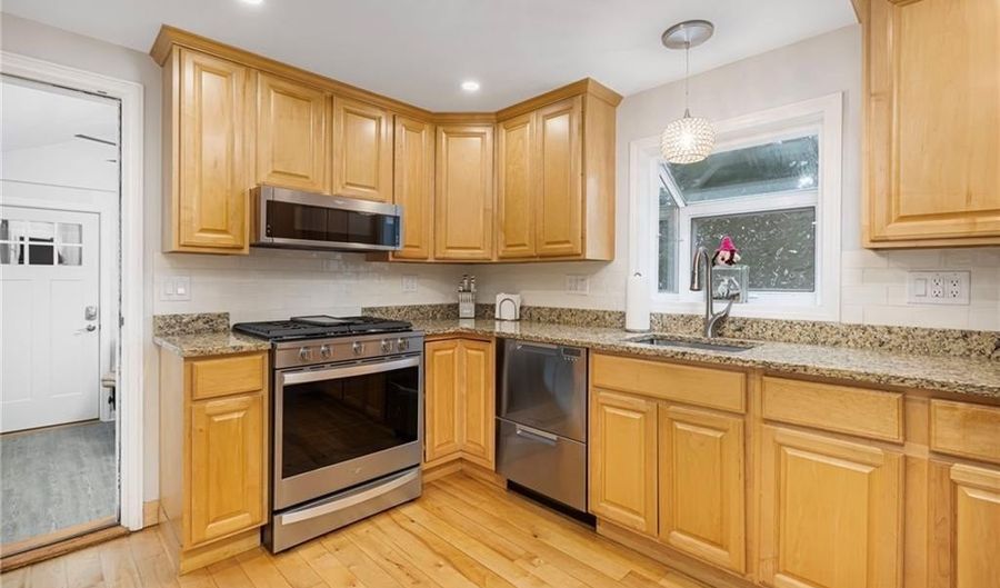 22 Franconia Dr, Cranston, RI 02920 - 3 Beds, 2 Bath