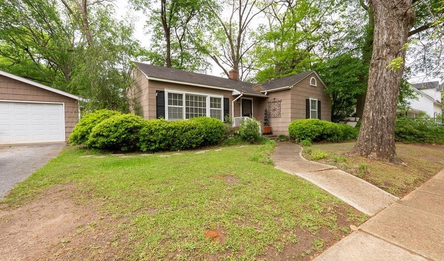 122 E Glessner St, Americus, GA 31709 - 2 Beds, 2 Bath