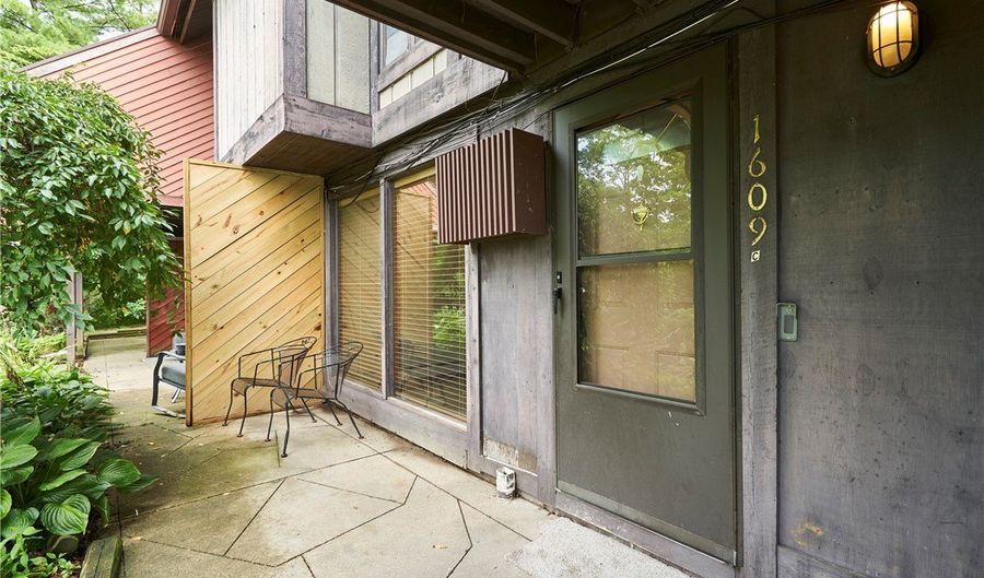 1609 Treetop Trl C, #39, Akron, OH 44313 - 2 Beds, 1 Bath