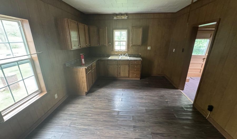 404 E 18th St, Baxter Springs, KS 66713 - 2 Beds, 1 Bath