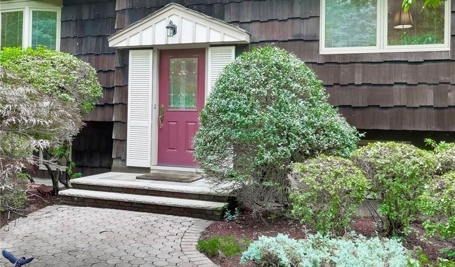 6 Potter Ln, Airmont, NY 10901 - 4 Beds, 3 Bath