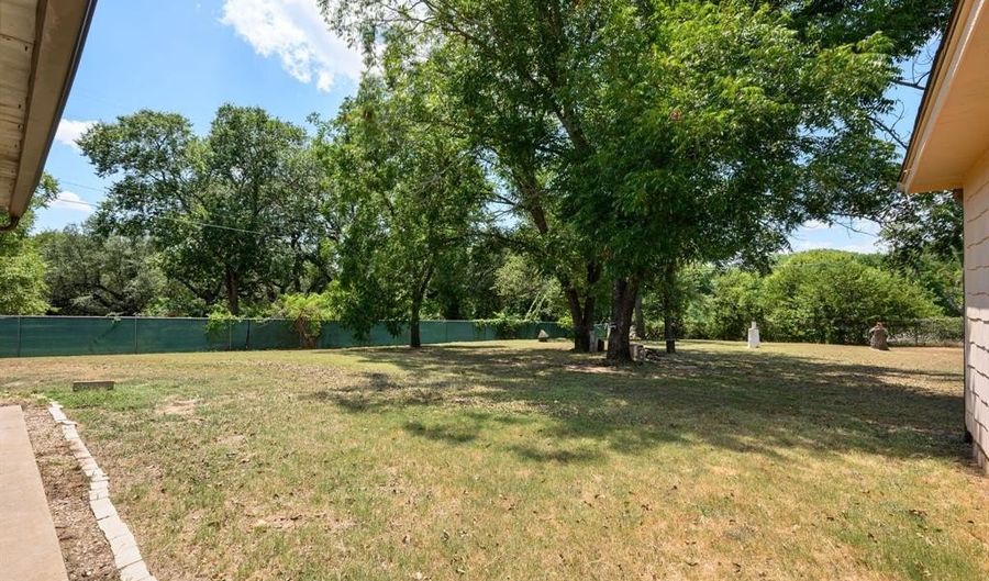 801 Hanover St, Weatherford, TX 76086 - 3 Beds, 2 Bath