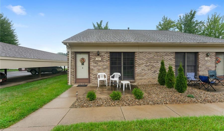 1707 W Hampton Dr, Austintown, OH 44515 - 2 Beds, 1 Bath