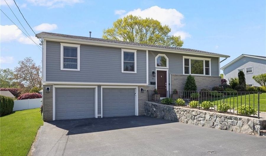 26 Leawood Dr, Cranston, RI 02920 - 3 Beds, 2 Bath
