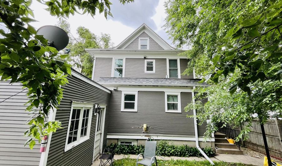 725 S Lincoln St, Aberdeen, SD 57401 - 3 Beds, 2 Bath