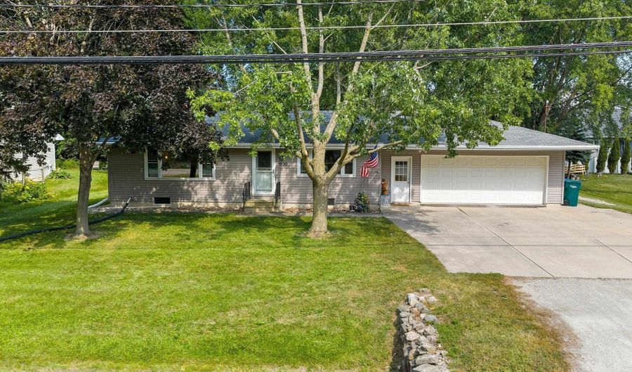 1900 OLDE CASALOMA Dr, Appleton, WI 54913 - 3 Beds, 2 Bath