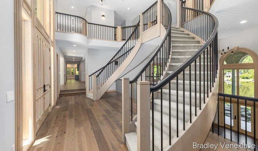 7635 Sandy Hollow Dr SE, Alto, MI 49302 - 5 Beds, 8 Bath