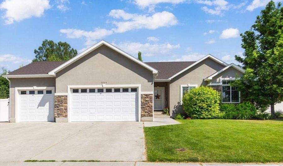 3809 E Windmill Dr, Ammon, ID 83406 - 6 Beds, 3 Bath