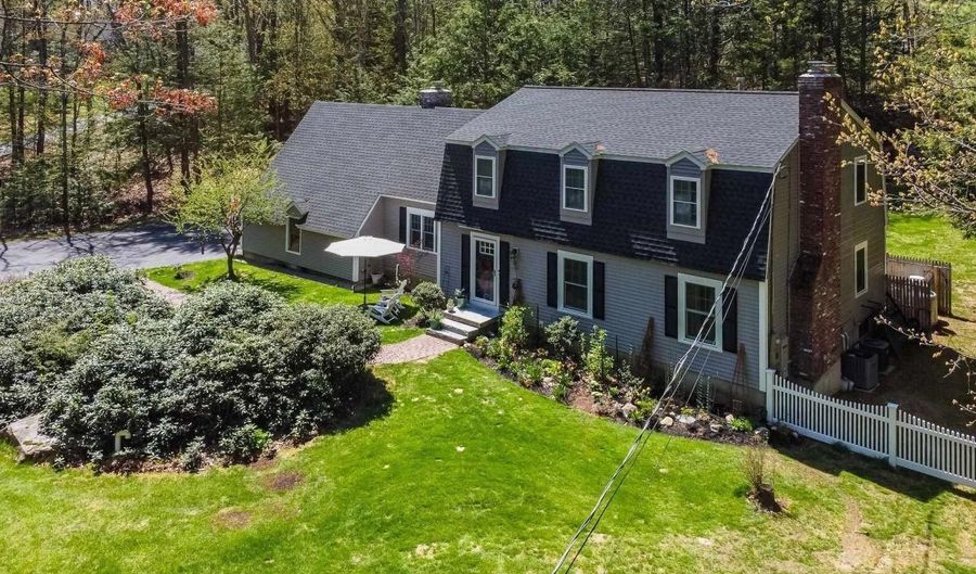 10 Greenbriar Ln, Amherst, NH 03031 - 4 Beds, 3 Bath