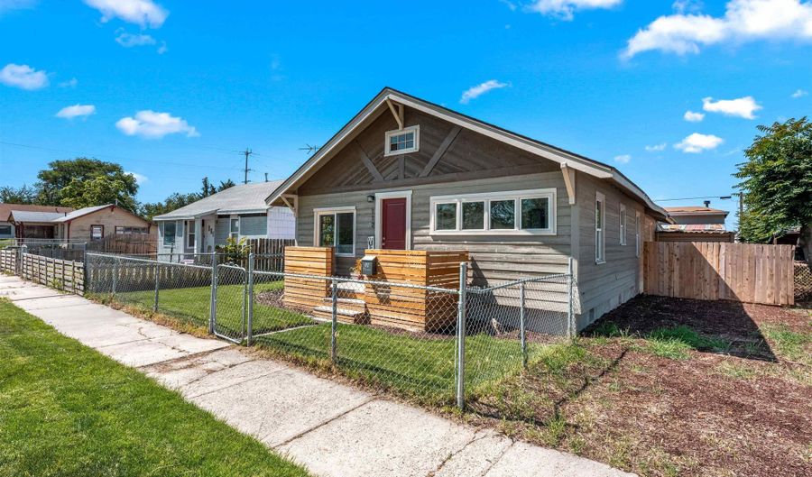 112 Dearborn St, Caldwell, ID 83605 - 3 Beds, 1 Bath