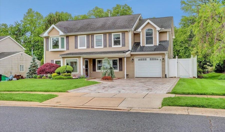 77 Warren Dr, Aberdeen, NJ 07747 - 5 Beds, 3 Bath