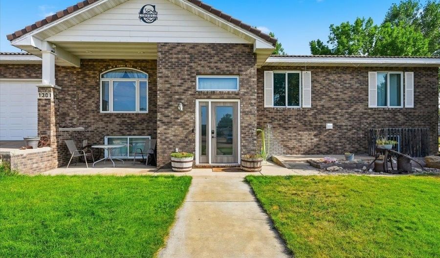 1301 Hilltop Cir, Belle Fourche, SD 57717 - 5 Beds, 3 Bath