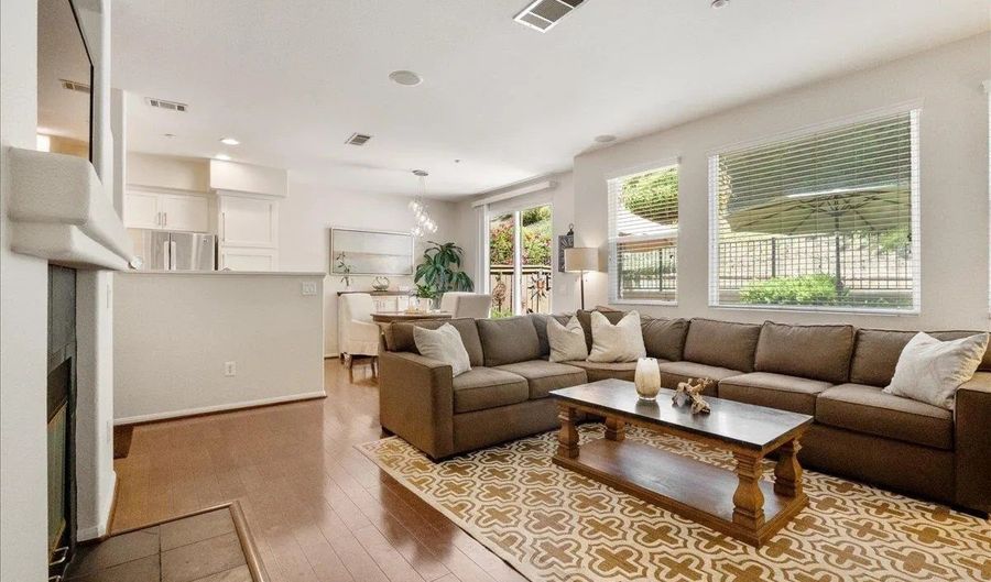 3073 Via Maximo, Carlsbad, CA 92009 - 2 Beds, 3 Bath