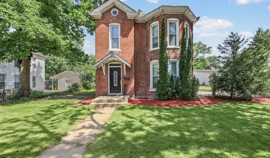 706 Grove St, Alton, IL 62002 - 3 Beds, 2 Bath