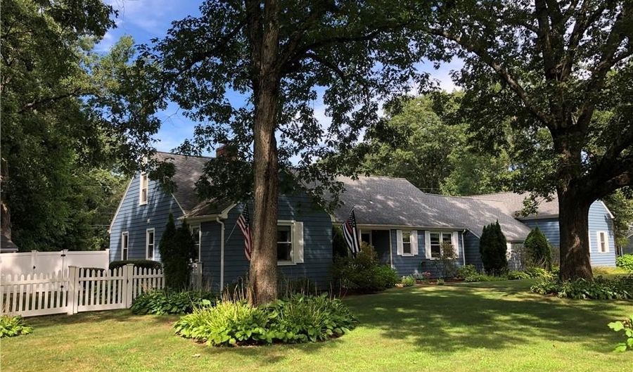 27 Birchwood Dr, Cumberland, RI 02864 - 4 Beds, 3 Bath
