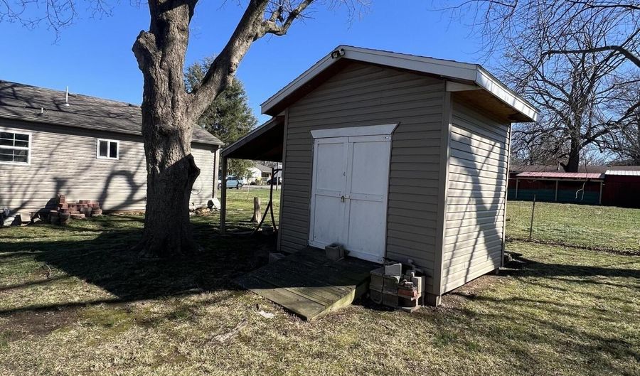 905 S Griffith Ave, Aurora, MO 65605 - 2 Beds, 1 Bath