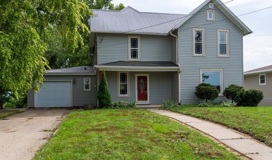 627 NE 6th, Dyersville, IA 52040 - 4 Beds, 2 Bath