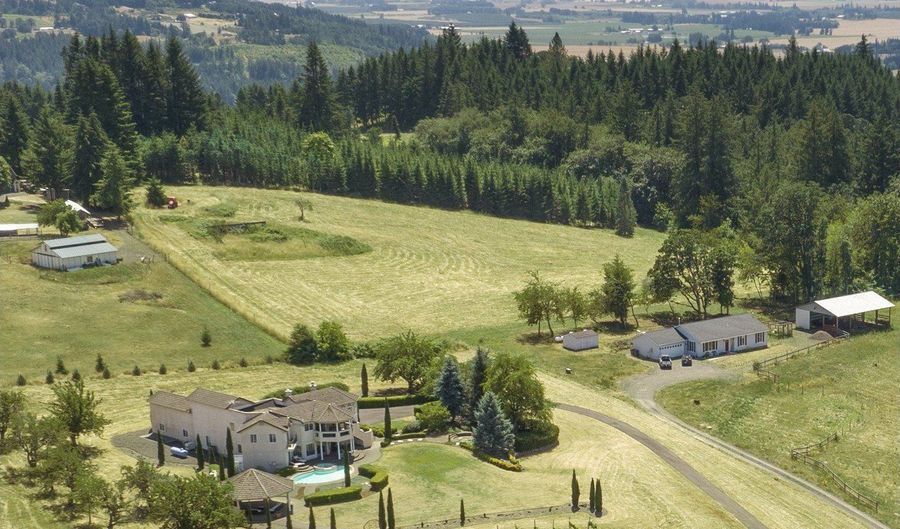 8580 SE HILLVIEW Dr, Amity, OR 97101 - 3 Beds, 3 Bath