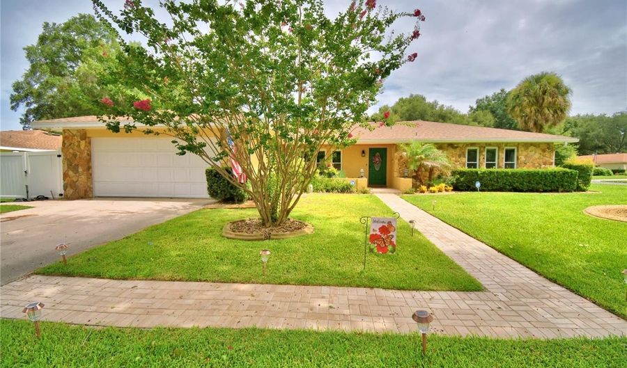 902 CRESTVIEW Dr, Auburndale, FL 33823 - 3 Beds, 2 Bath