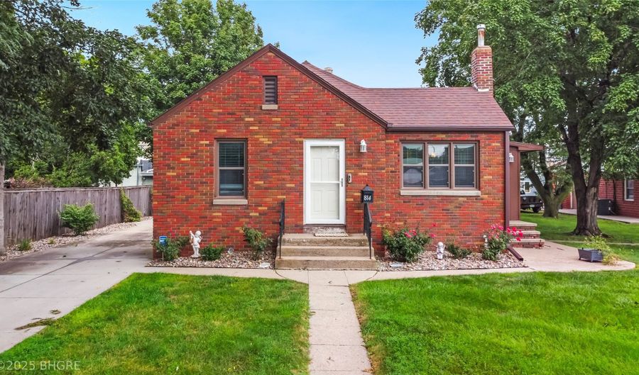 814 Prairie St, Adel, IA 50003 - 2 Beds, 1 Bath
